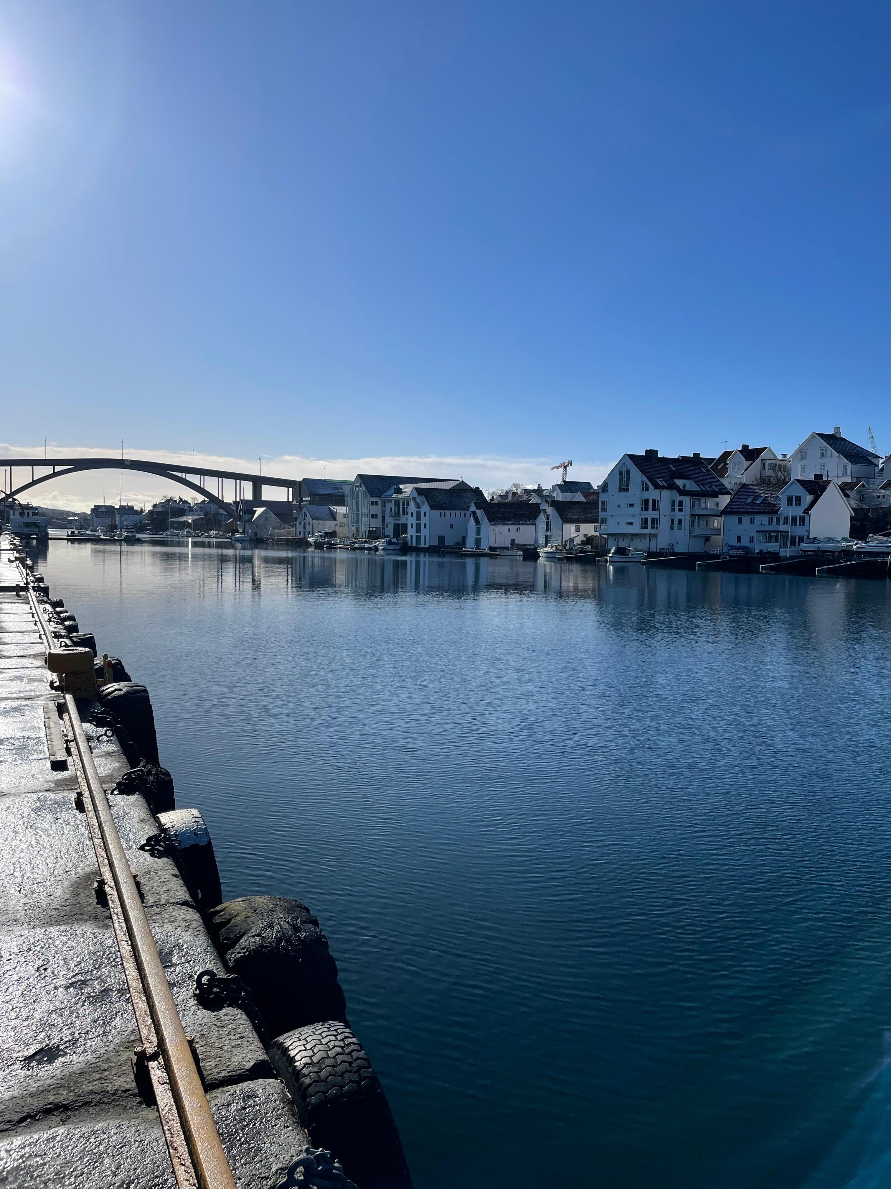 Fra kaia en liten spasertur fra hotellet