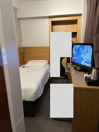 施設写真とはあまりに違う初日の部屋。連泊予定だったので耐えられないと感じた