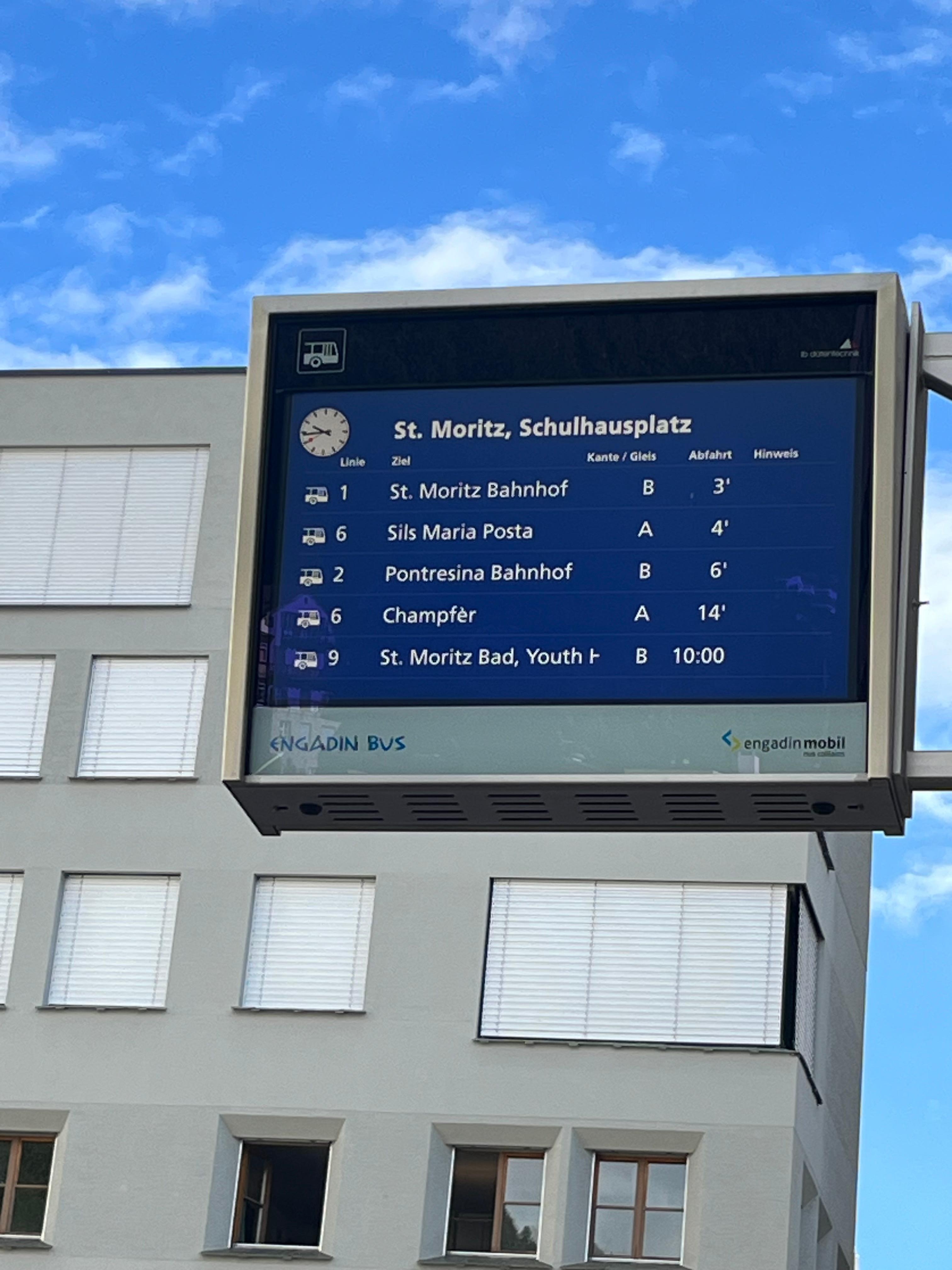 ホテル近くのバス停の時刻表。定刻通り。