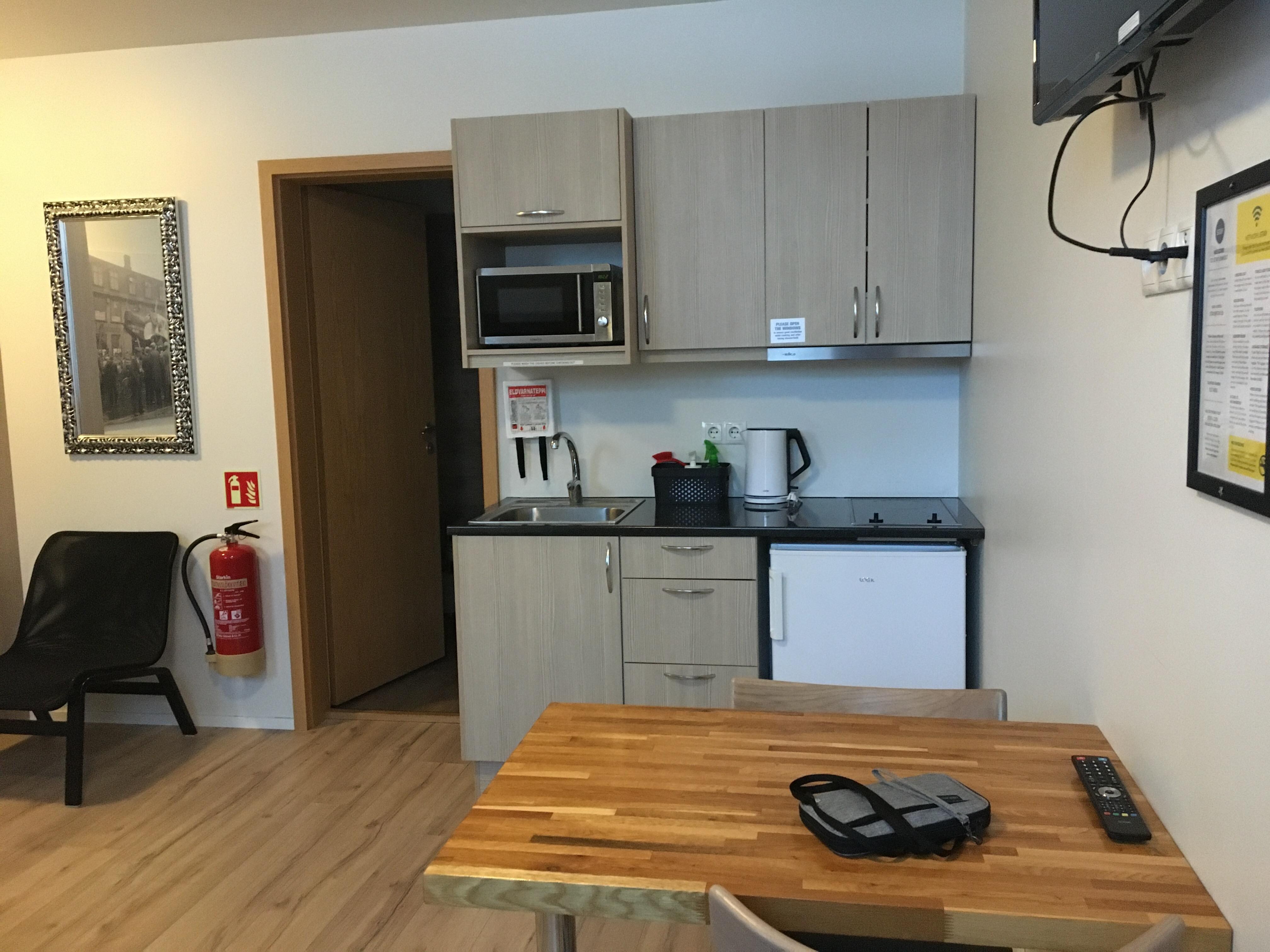 部屋右：キッチンおよびダイニングスペース