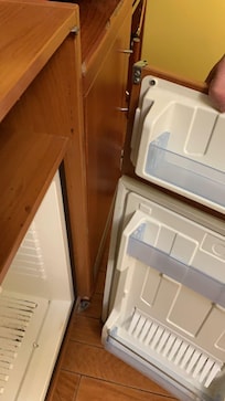 Frigo rotto completamente sporco