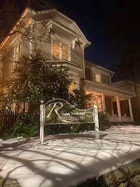 Front sign facing the street makes it easy to locate.