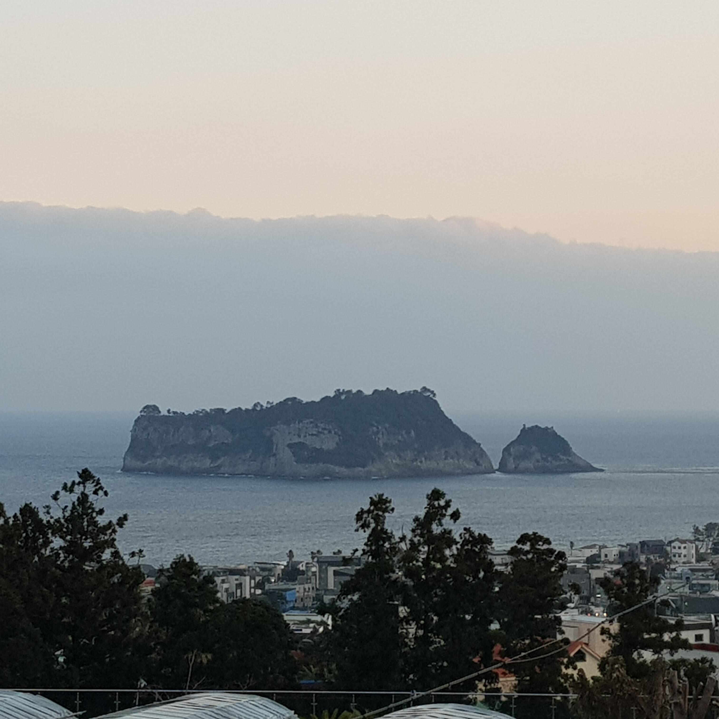 리조트 방에서 바라본 범섬