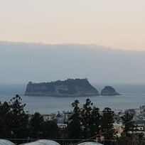 리조트 방에서 바라본 범섬