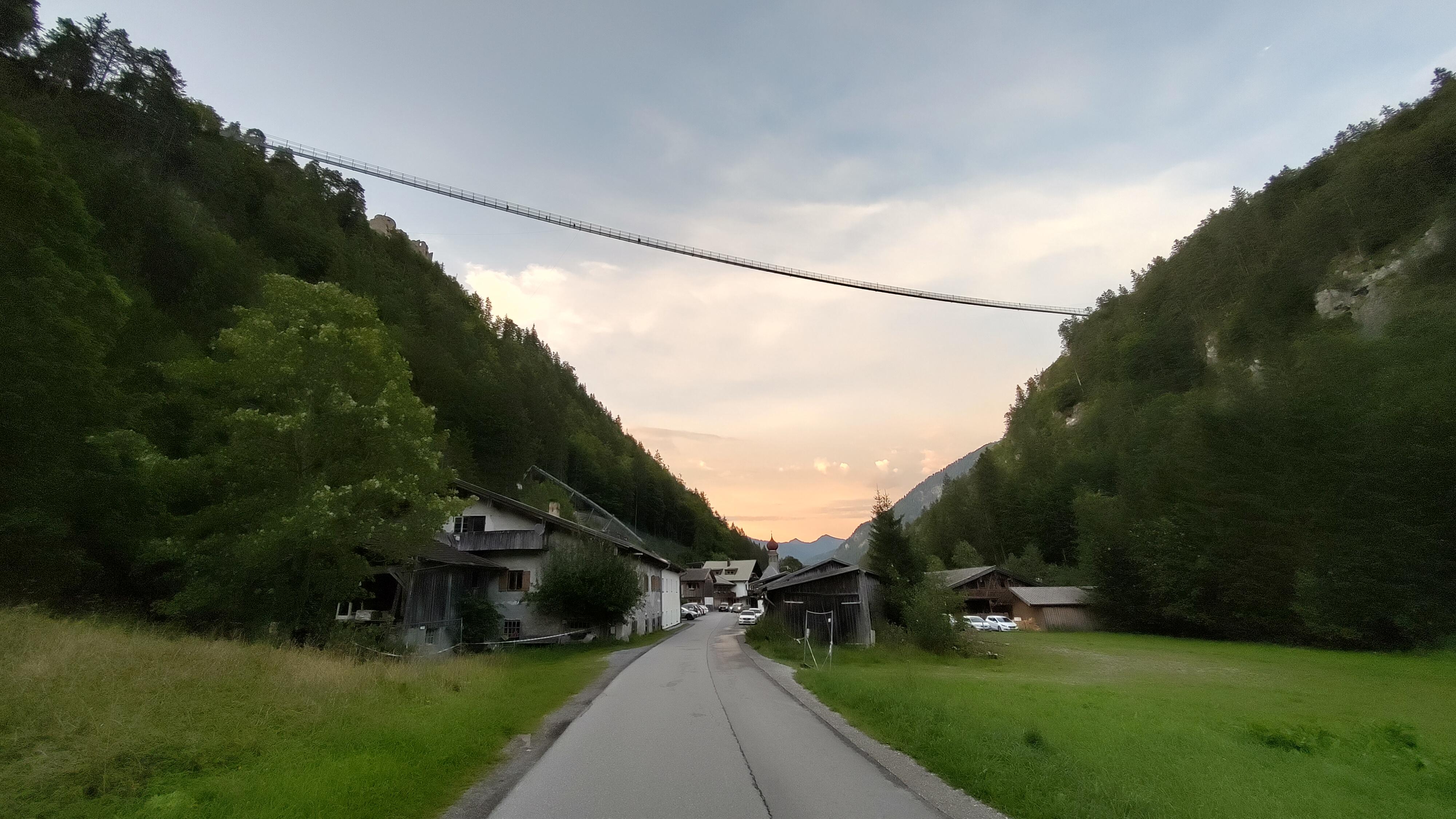 Blick zur Hängebrücke