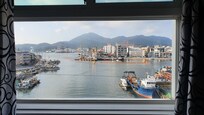 방안에서 바라본 바다풍경