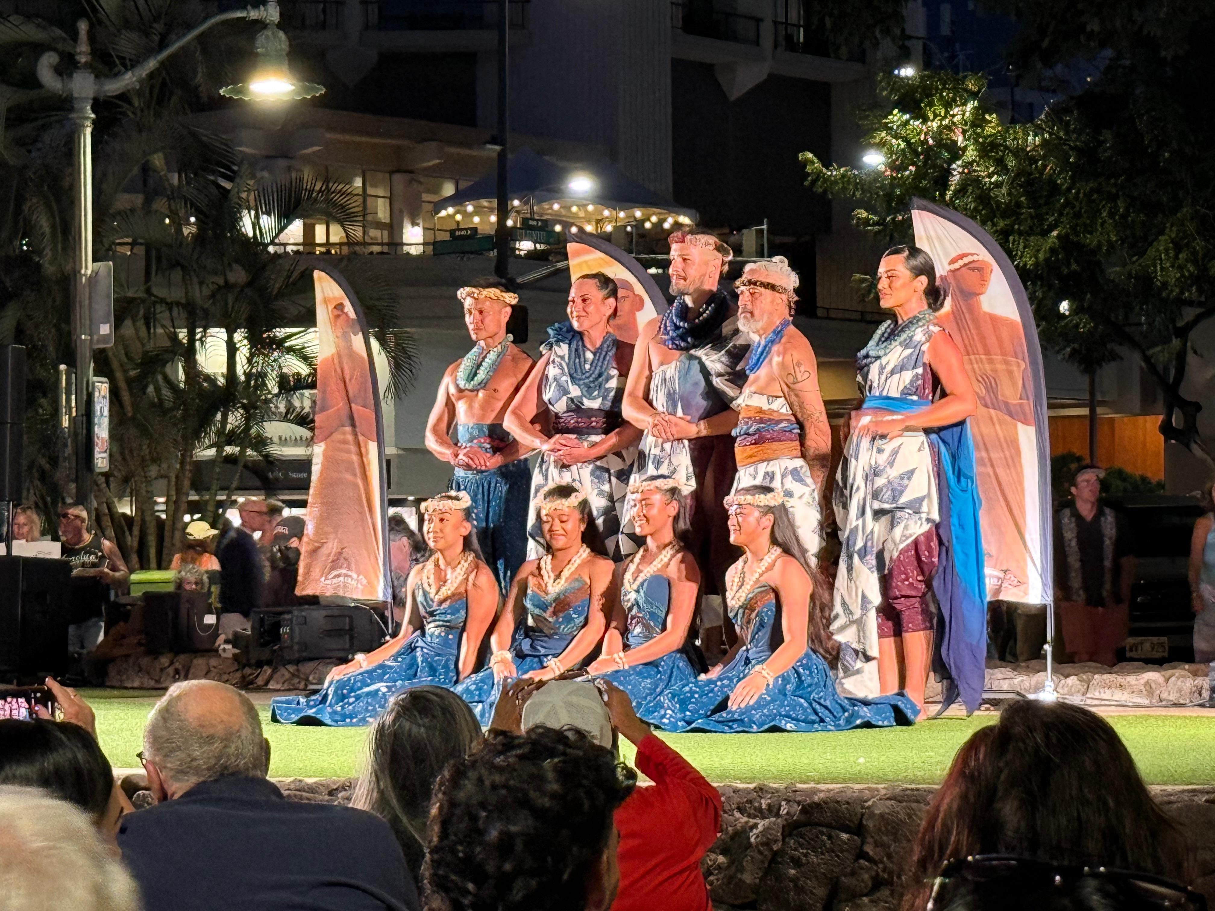 Evening hula dance about the stones on Waikiki 