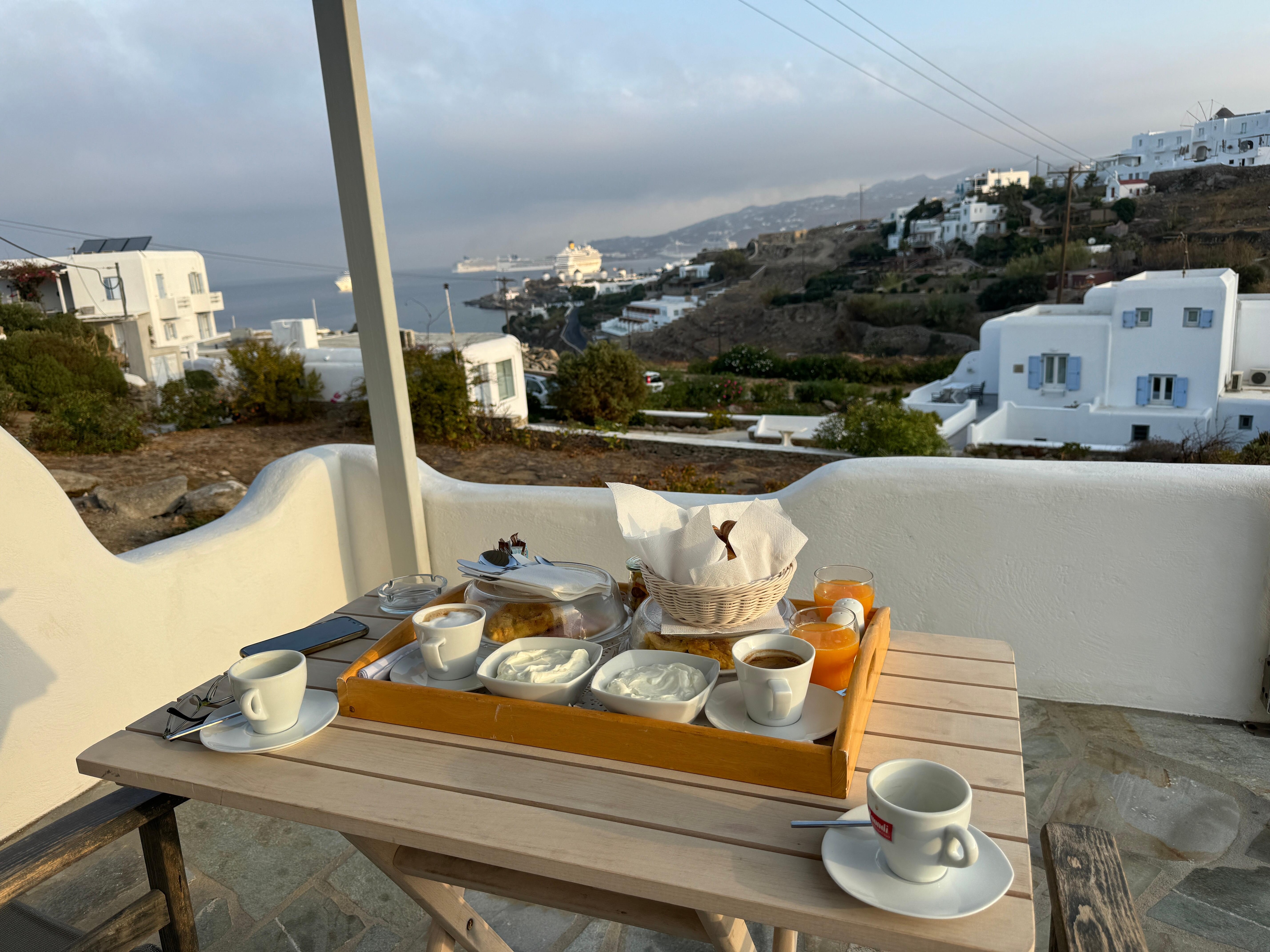 Vue de notre chambre et notre petit déjeuner 