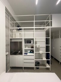 Franz. Bett unten, oben 2 Hochbetten, Küche mit Kühlschrank, Mikrowelle und Herd.