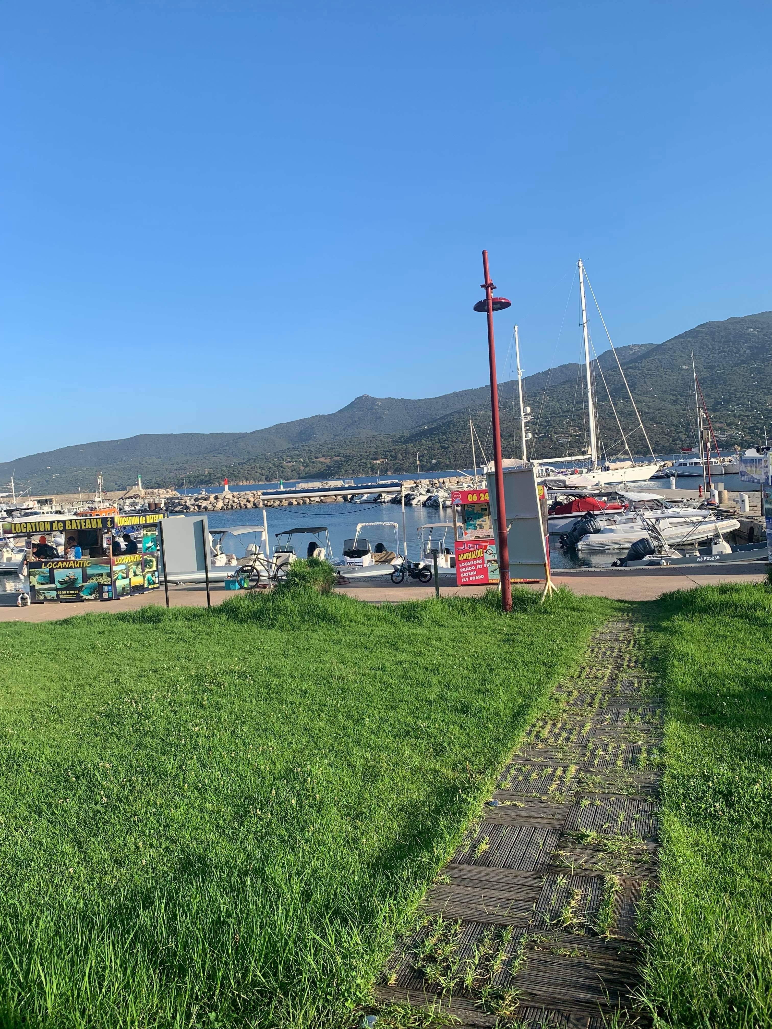 Vue de la terrasse où se prend le petit déjeuner 