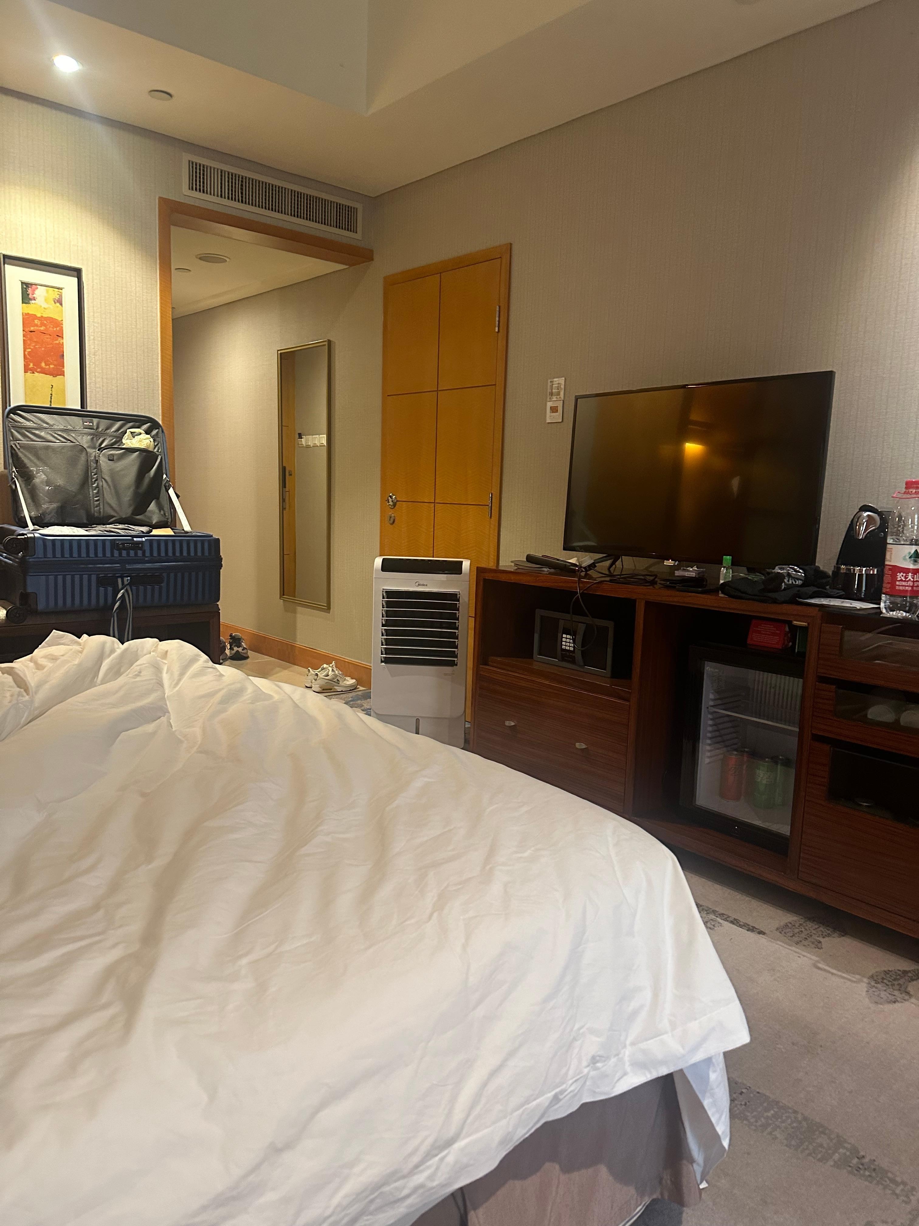 最後飯店把這台風機送到我們房間來改善悶熱的問題。