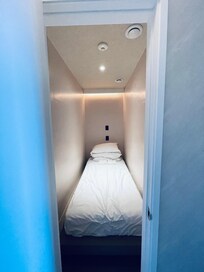 這次住的只夠一個人鑽進去睡(房門只能由內鎖,外出不能鎖,貴重物品務必鎖在行李箱或帶著