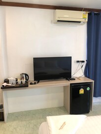 TV og kjøleskap med vann, te og kaffe gratis.