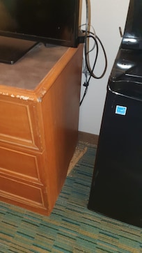 Sujeira entre os móveis e o frigobar