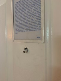 Un cigarro en la puerta