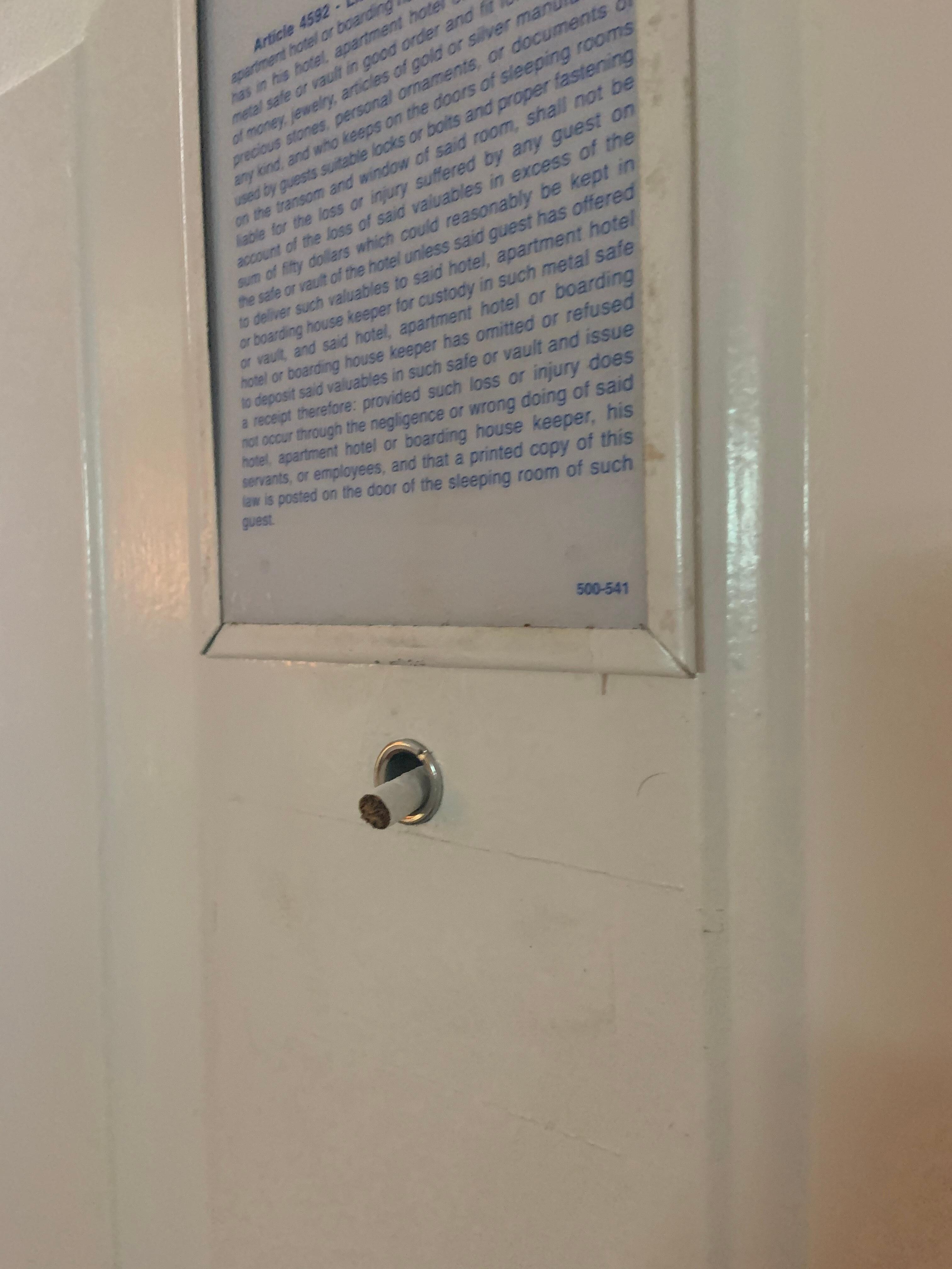Un cigarro en la puerta