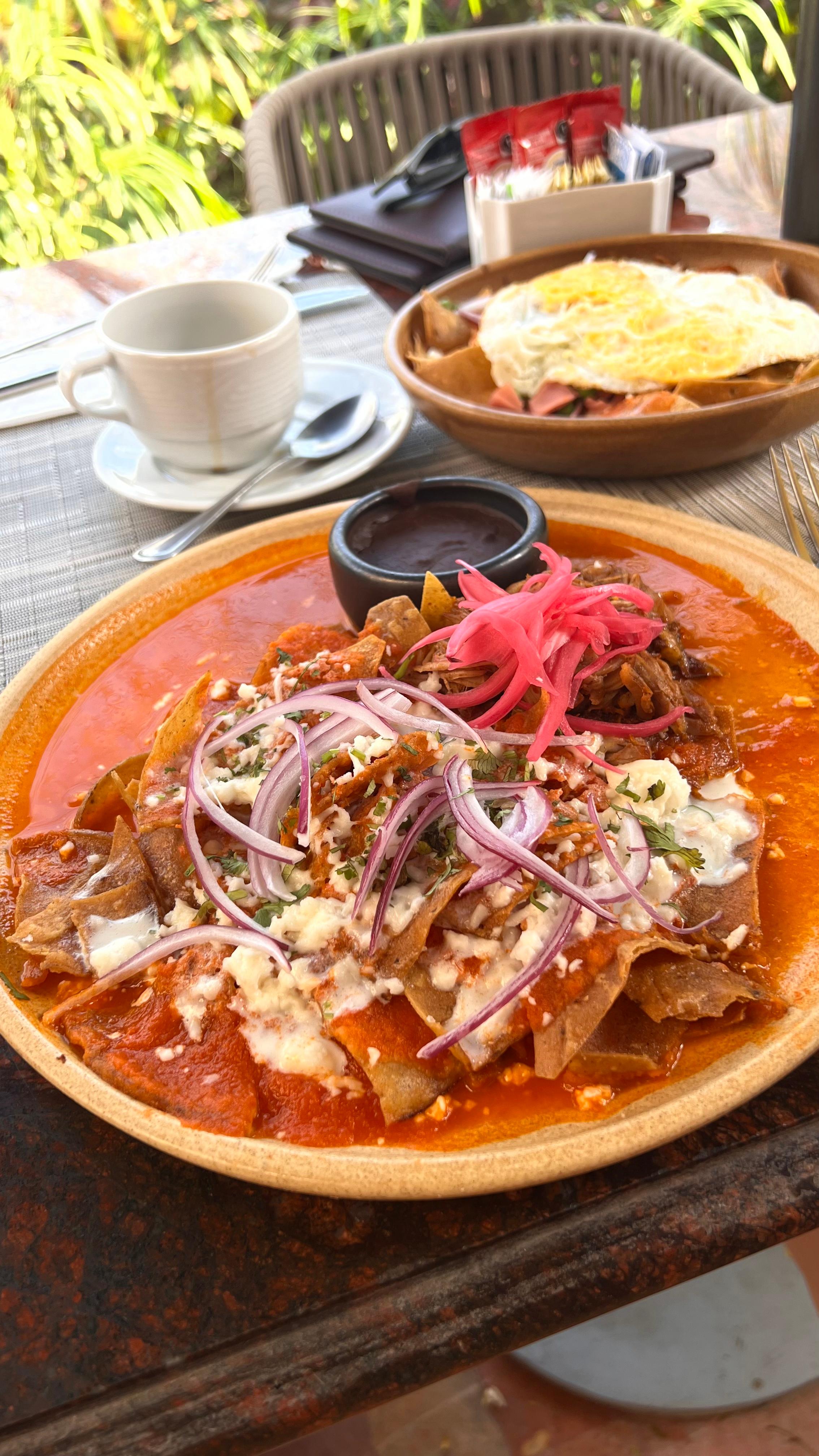 Chilaquiles con cochinita y chilaquiles motuleños