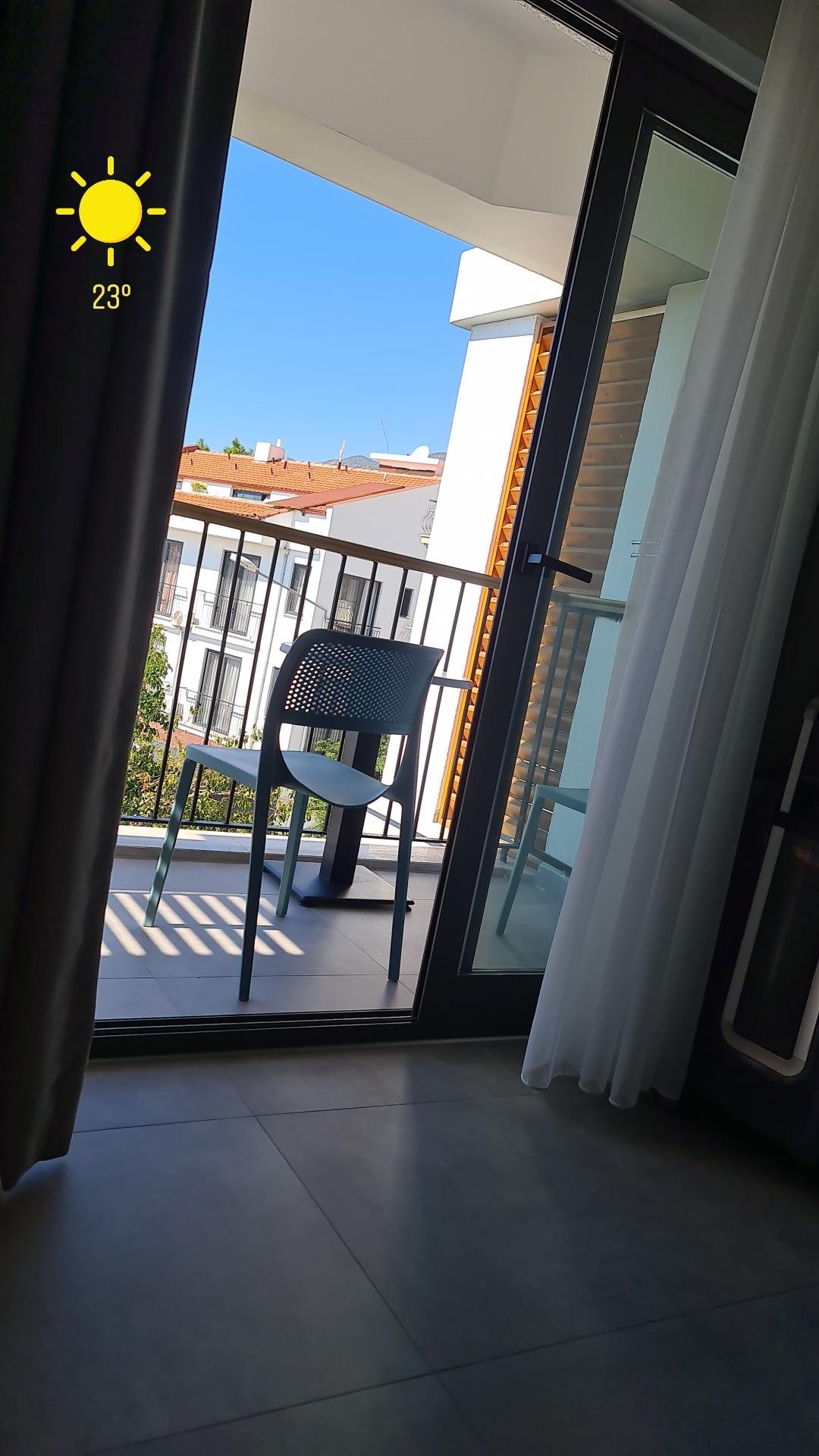 Morgenstund, bildextatt fra senga mot balkongen. 