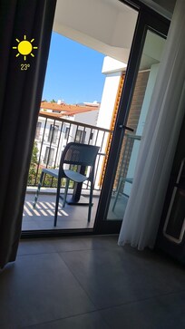 Morgenstund, bildextatt fra senga mot balkongen.