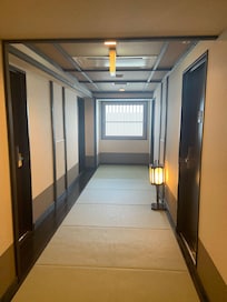 Corredor onde fica o quarto, todo de tatame.