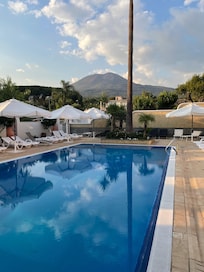 Piscine avec vue sur le Vésuve