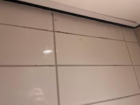 Wand in Bad mit Flecken