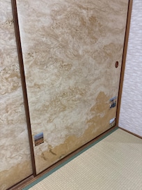 襖は 張り紙だらけで 無気味