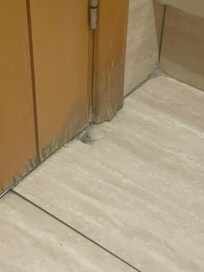 Rådden dør og karm.