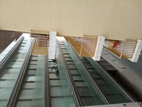 Vue fenêtres uniquement, 50 M2 de la plage ,vrai , mais fenêtre et mur pas ensoleillée très froid. Chauffage non stop durant séjour. Plus chaud dehors que dedans. Manque d'insonorisation ,voisins bruyants au delà de 2 h du matin . Vigile nuit?non vu