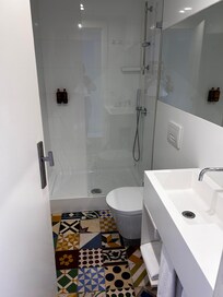 Das Bad hat was es braucht ist aber recht klein- aber das geht auch baulich gar nicht anders…