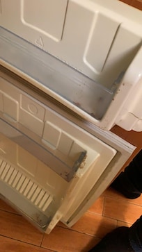 Frigo rotto completamente sporco