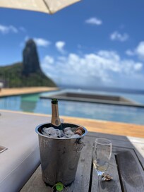 Champanhe na piscina