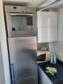 oven on top of fridge freezer. totaly wrong