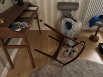 Umgekippter Stuhl wurde liegen gelassen
