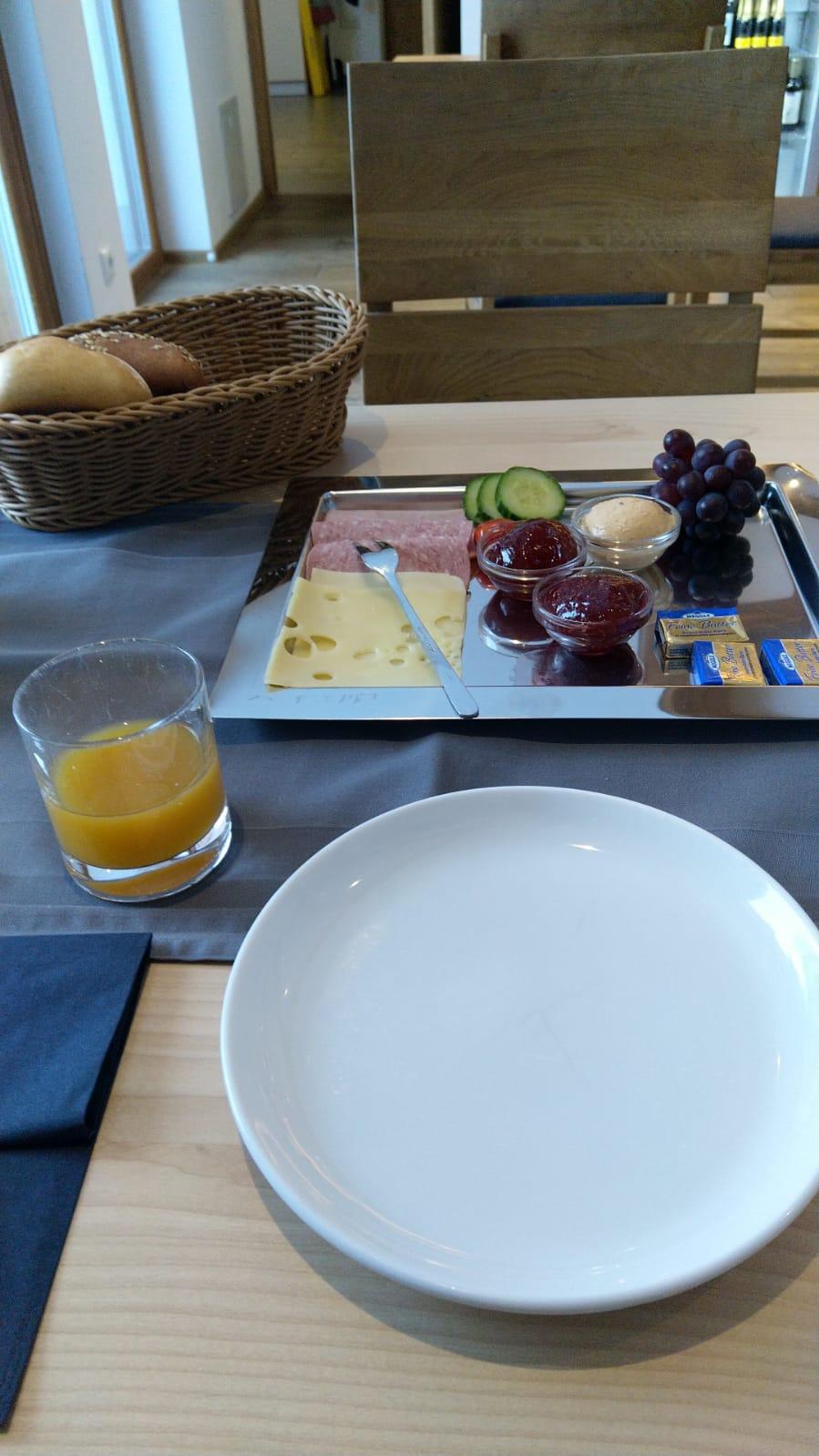 Frühstücksauswahl vom Buffet am Tisch serviert 🥂