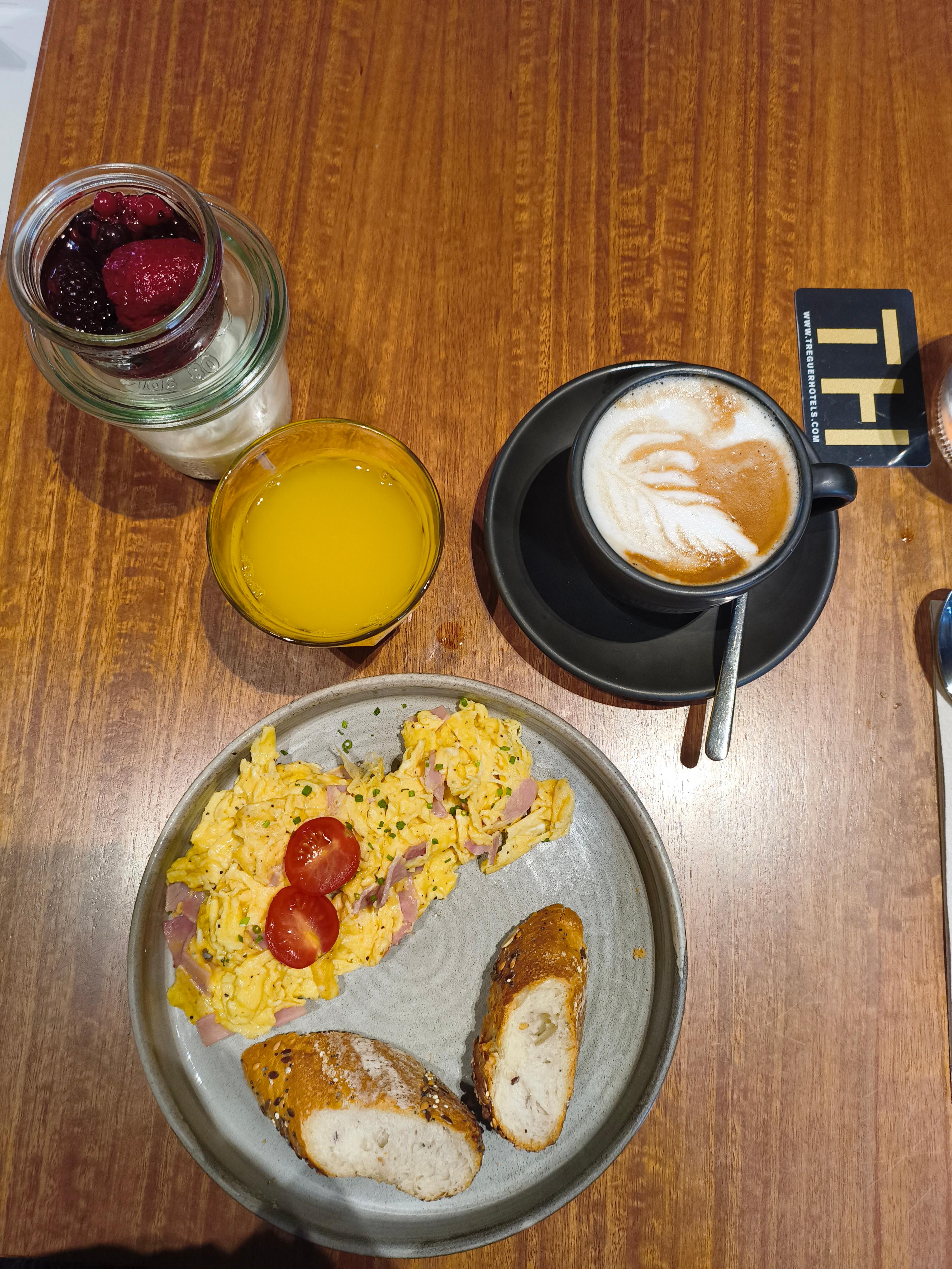 Joghurt mit Früchten, Orangensaft, Kaffee und Option 4 Rührei