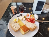 Am Büffet hat es für alle etwas.. (.auch Fleisch )