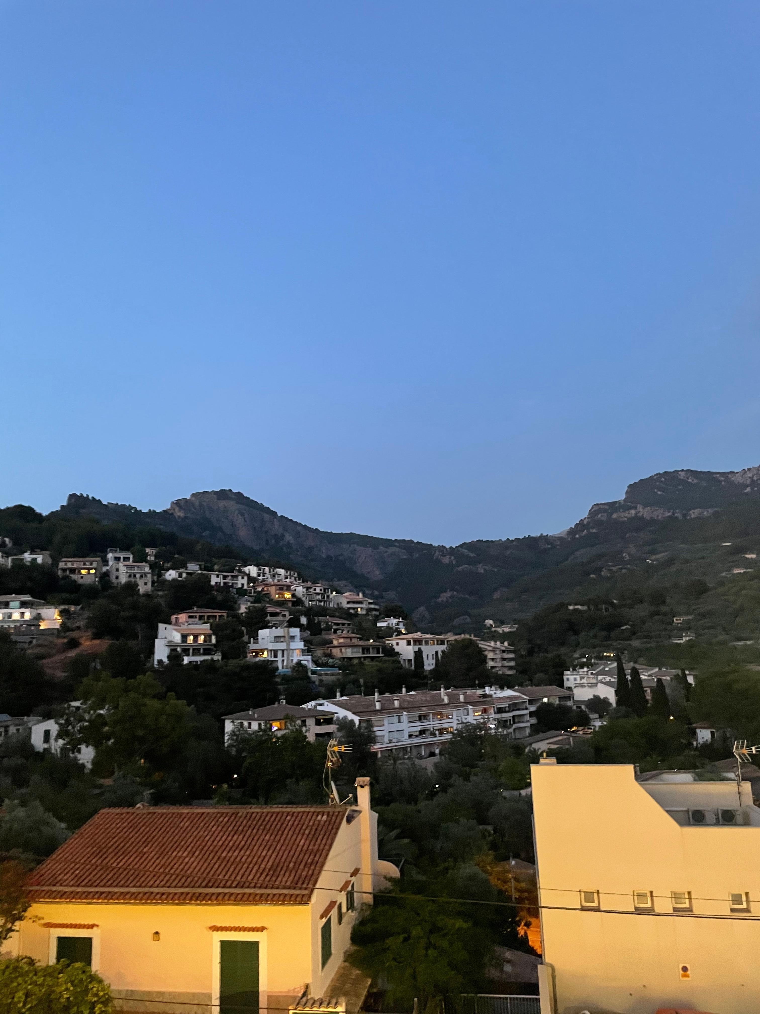 Utsikten över bergen, från vår balkong. 