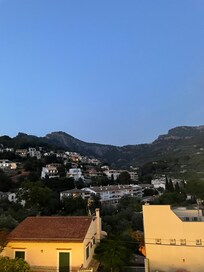 Utsikten över bergen, från vår balkong.