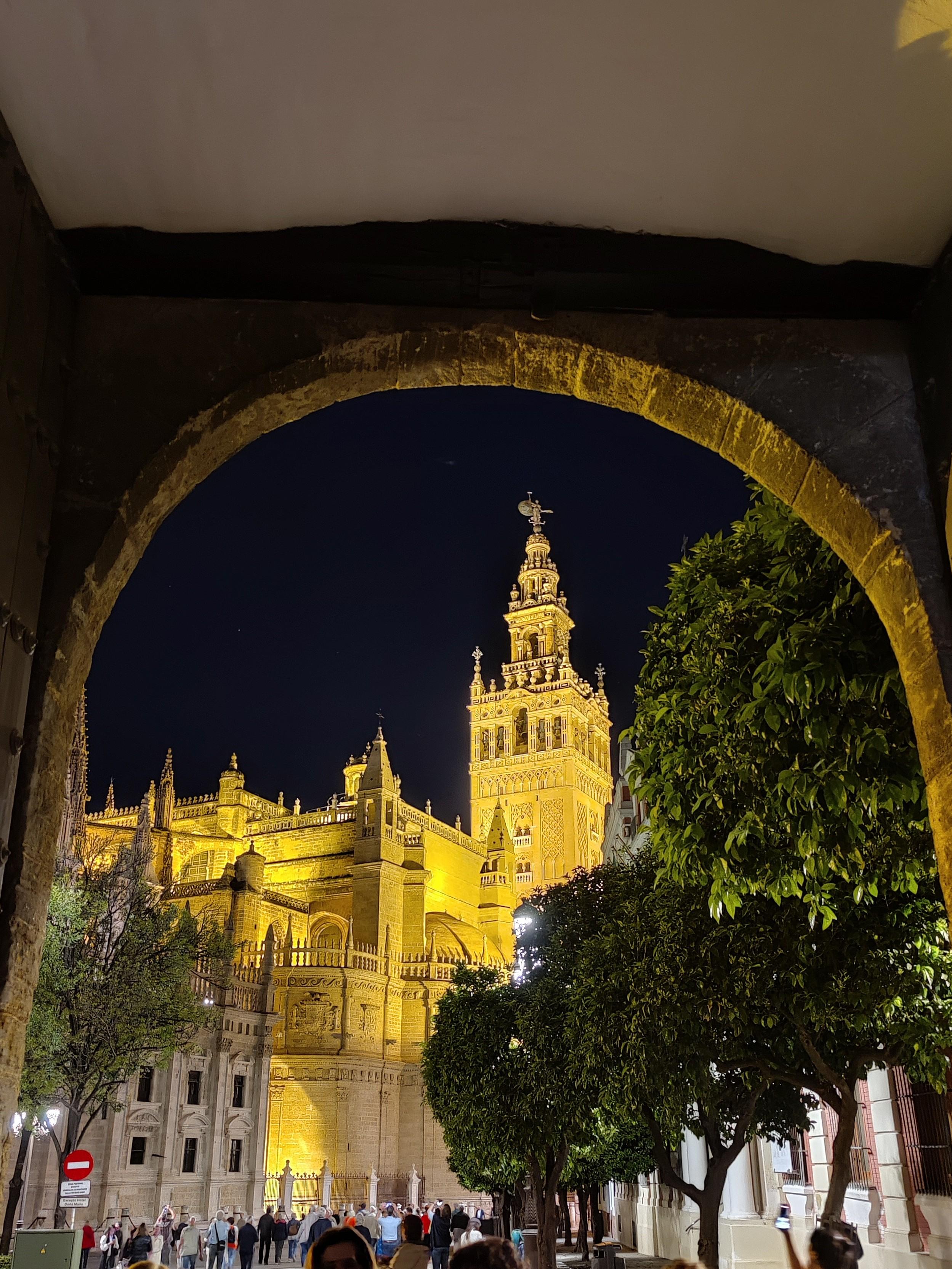 Ganz in der Nähe der Kathedrale, des Giralda-Glockenturms und Real Alcazar