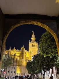 Ganz in der Nähe der Kathedrale, des Giralda-Glockenturms und Real Alcazar