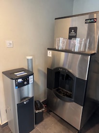 Hielera y agua