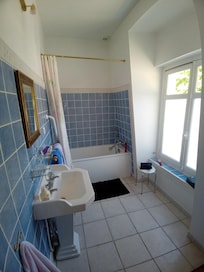 Une des 2 salles de bain.
Attention interdit d'aller à 2 dedans