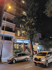 ホテル外観です。歩道より少しだけ奥にあるので、夜にチェックインする場合、わかりにくいかもしれません。