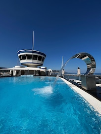 The topfloor pool only for guests and with reserved deck chairs