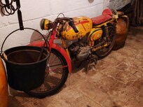 Gamle landbrugsredskaber brugt af Giovanni familie og denne motorcykel står i samme trulli.
