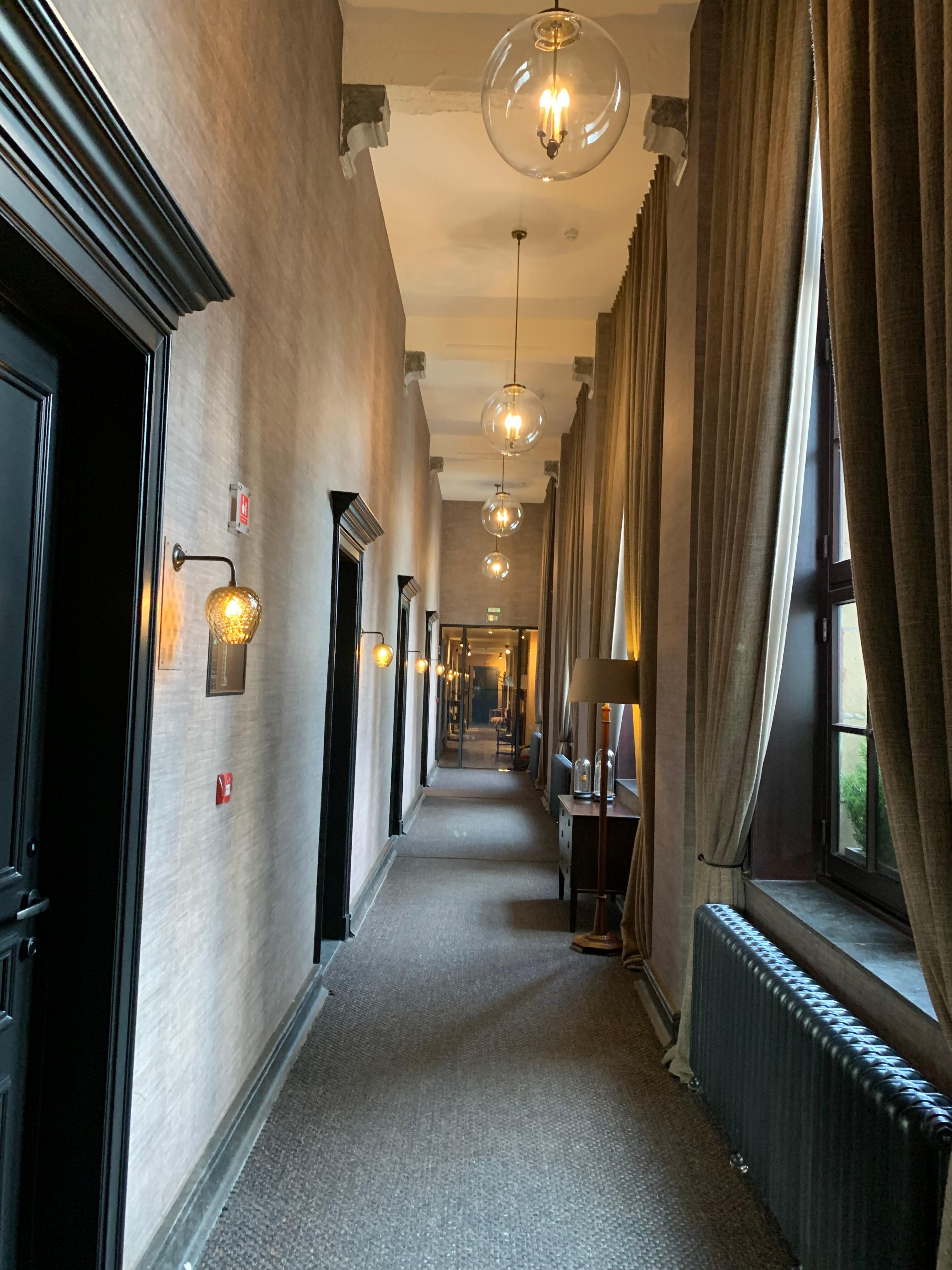 En statige gang in het oude postkantoor getransformeerd tot hotel