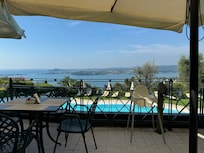 Terassen over poolbaren