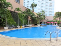 grande piscine avec matelas de repos trÚs confortable. Piscine allant de 1m20 à 1m82 trÚs bien pour nager, il y a de la place. Le spa Kara est aussi à cet étage (7eme) avec la salle de fitness