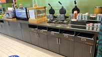 Das ist das beworbene große Frühstücksbuffet, im übrigen stehen nur sehr wenig Plätze zur Verfügung.